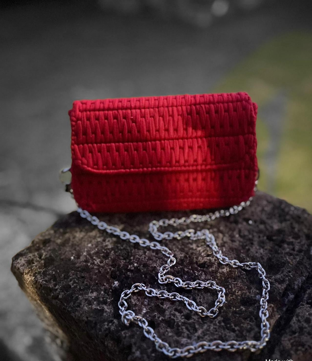 Pochette Rossa con Dettagli Argento-Borsa Elegante Artigianale